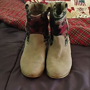 Women's s Neutral Suede Ankle Boots with Patterned Knit Collar